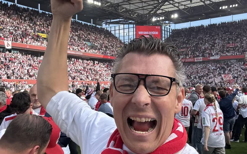 Lars Hüsemann im RheinEnergieStadion, die Faust in der Luft